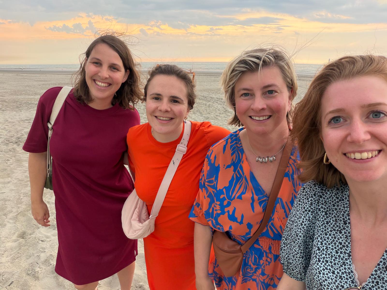 Het team van De Praatdoos, samen op het strand